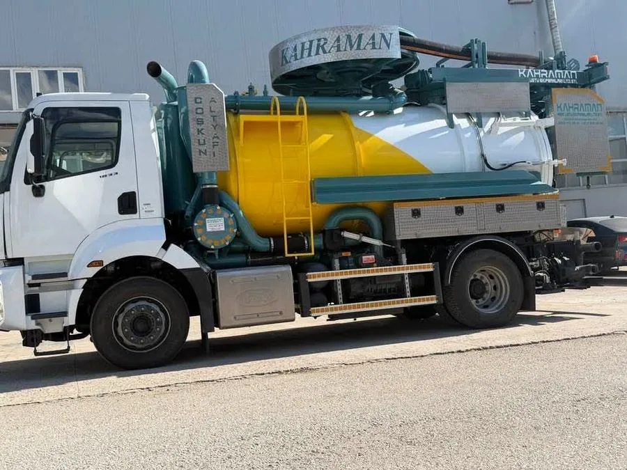 Çekmeköy'de acil bir çağrıya hızla müdahale eden vidanjör ekibinin fotoğrafı