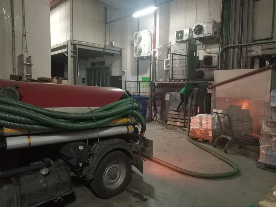 Çekmeköy'de bir foseptik çukurunu vakumla boşaltan vidanjör aracının fotoğrafı