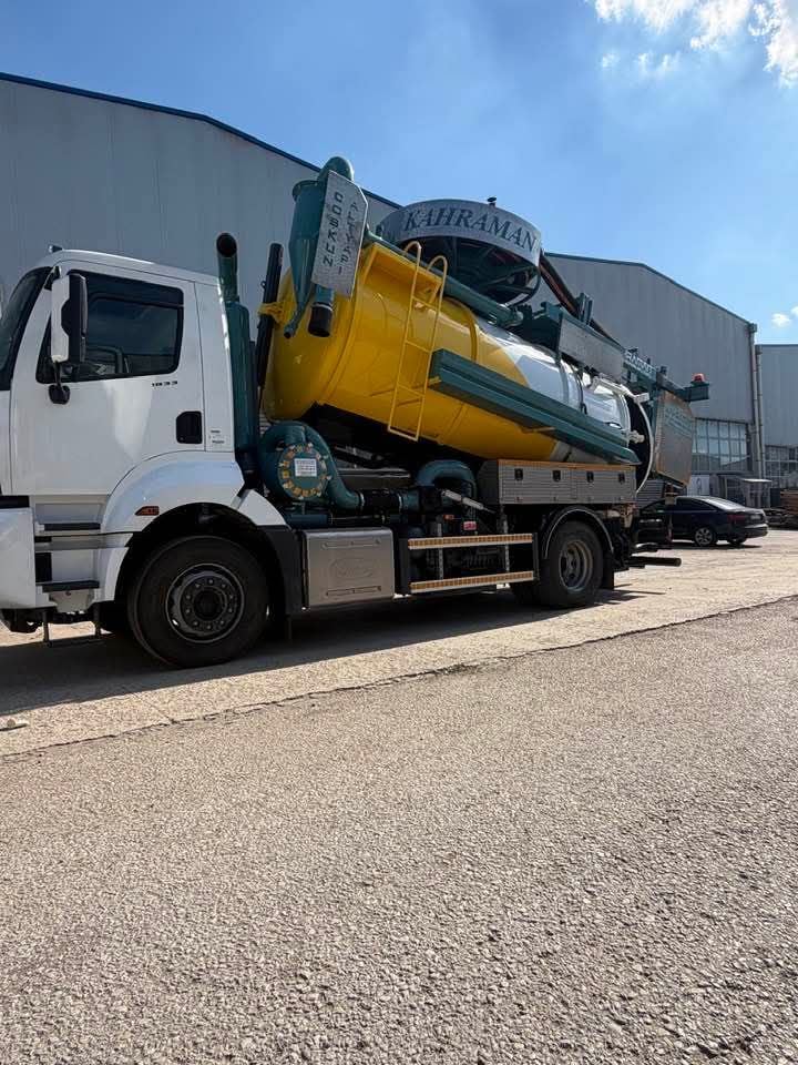 Çekmeköy'de büyük tank hacmine sahip bir kuka vidanjör aracının atık su çekimi yaparken görüntüsü